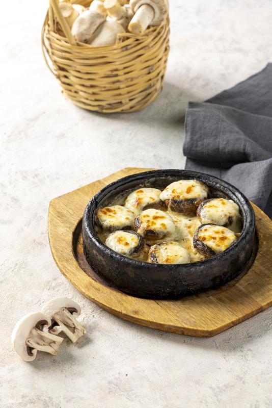 Güveçte Kaşar Dolgulu Mantar